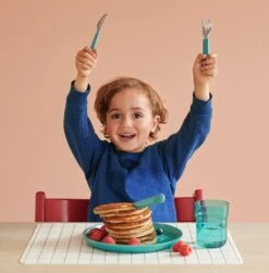 Mepal Mio – Kinderbord – Mag In De Magnetron – Deep Blue – Licht In Gewicht – Handige Inkeping - Kan Tegen Een Stootje 17 Mepal Mio – Kinderbord – Mag In De Magnetron – Deep Blue – Licht In Gewicht – Handige Inkeping - Kan Tegen Een Stootje -Happy Horse Winkel 1179x1200 4