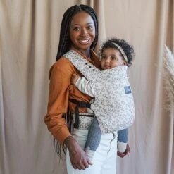 ROOKIE Baby Premium Draagzak- Design Buikdrager - Comfortabel En Ergonomisch - Pasgeboren Babydrager - Peuterdrager - Biologisch Katoen - Super Zacht - Unisex: Voor Mama En Papa (Leoprint Beige) -Happy Horse Winkel 1198x1200 30