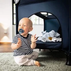 Hauck Dream N Play Plus Campingbedje Set - Met Matras En Muggennet - Navy -Happy Horse Winkel 1200x1200 1365