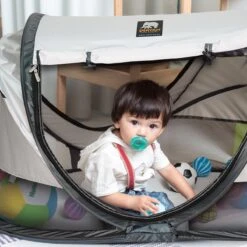 Deryan Shane Luxe 2023 Campingbedje - Baby Tent - Anti-UV 50+ - Peuterbed - Silver 15 Deryan Shane Luxe 2023 Campingbedje - Baby Tent - Anti-UV 50+ - Peuterbed - Silver -Happy Horse Winkel 1200x1200 1373
