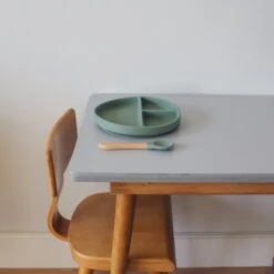 Kids Cultures | Baby Bord Met Zuignap Incl. Lepel | Kinderbord | Baby Bord | Kinderservies | Groen -Happy Horse Winkel 1200x1200 1538