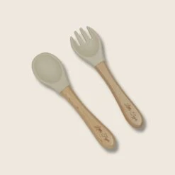 Little Tiger - Babyshower - Kraamcadeau - Kinderservies - Baby Servies - 4 Delig - Baby Bord - Baby Bestek - 100% BPA VRIJ - Kleur Zand -Happy Horse Winkel 1200x1200 1545