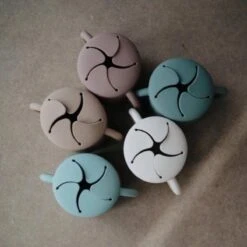 Mushie Siliconen Snack Cup | Shifting Sand | Snack Beker | Kids -Happy Horse Winkel 1200x1200 1571