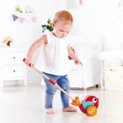 Hape Lilly Musical Stokroller Rood 56 Cm -Happy Horse Winkel 1200x1200 283