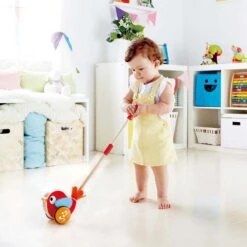 Hape Lilly Musical Stokroller Rood 56 Cm -Happy Horse Winkel 1200x1200 285