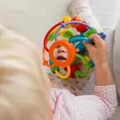 Playgro Speel En Leerbal - Grijp- En Bijtspeelgoed - Klikklak Geluiden - Spiegeltje - Kralen - Cilinder Met Rattelende Ballen 23 Playgro Speel En Leerbal - Grijp- En Bijtspeelgoed - Klikklak Geluiden - Spiegeltje - Kralen - Cilinder Met Rattelende Ballen -Happy Horse Winkel 1200x1200 374