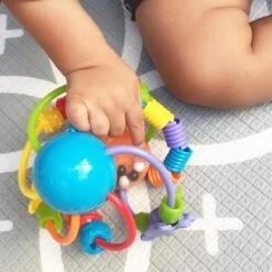 Playgro Speel En Leerbal - Grijp- En Bijtspeelgoed - Klikklak Geluiden - Spiegeltje - Kralen - Cilinder Met Rattelende Ballen 27 Playgro Speel En Leerbal - Grijp- En Bijtspeelgoed - Klikklak Geluiden - Spiegeltje - Kralen - Cilinder Met Rattelende Ballen -Happy Horse Winkel 1200x1200 378