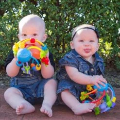 Playgro Speel En Leerbal - Grijp- En Bijtspeelgoed - Klikklak Geluiden - Spiegeltje - Kralen - Cilinder Met Rattelende Ballen 34 Playgro Speel En Leerbal - Grijp- En Bijtspeelgoed - Klikklak Geluiden - Spiegeltje - Kralen - Cilinder Met Rattelende Ballen -Happy Horse Winkel 1200x1200 381
