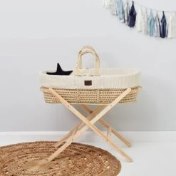 The Little Green Sheep Houten Moses Basket Standaard Hout -Happy Horse Winkel 1200x1200 565
