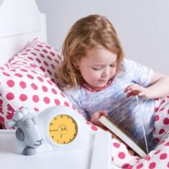 Zazu Sam Slaaptrainer - Met Nachtlamp Functie En Slaaptimers - Grijs / Wit -Happy Horse Winkel 1200x1200 887