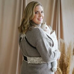 ROOKIE Baby Premium Draagzak- Design Buikdrager - Comfortabel En Ergonomisch - Pasgeboren Babydrager - Peuterdrager - Biologisch Katoen - Super Zacht - Unisex: Voor Mama En Papa (Leoprint Beige) -Happy Horse Winkel 1200x1200 948