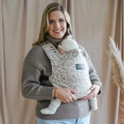 ROOKIE Baby Premium Draagzak- Design Buikdrager - Comfortabel En Ergonomisch - Pasgeboren Babydrager - Peuterdrager - Biologisch Katoen - Super Zacht - Unisex: Voor Mama En Papa (Leoprint Beige) -Happy Horse Winkel 1200x1200 949