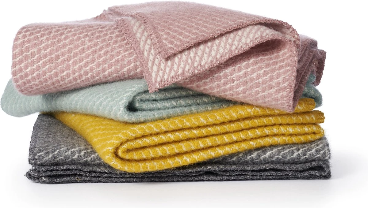 Klippan Yllefabrik Klippan 100% Eco-wollen Wiegdeken - Velvet Geel- Warm-zacht-65x90cm 4 Klippan Yllefabrik Klippan 100% Eco-wollen Wiegdeken - Velvet Geel- Warm-zacht-65x90cm - Afbeelding 2