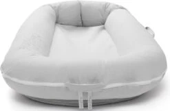 DockAtot Sleepyhead Deluxe+ Cloud Grey Grijs Babynestje - Ademend Materiaal - 0 Tot 8 Maanden -Happy Horse Winkel 1200x787