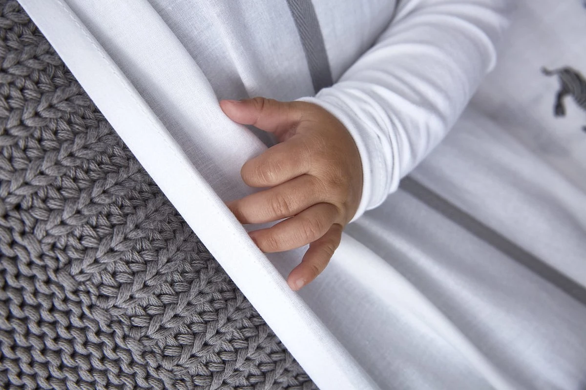 Meyco Herringbone Velvet Wiegdeken - Grijs - 75x100cm 6 Meyco Herringbone Velvet Wiegdeken - Grijs - 75x100cm - Afbeelding 4