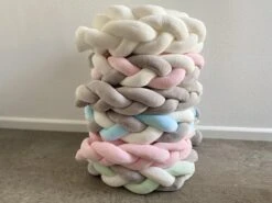 IL BAMBINI Gevlochten Baby Bed Bumper Treccia - Bedomrander - Box Omrander - Hoofdbeschermer - Boxrand - Bedbumper - Stootrand - Boxomrander - (3 Meter) Wit -Happy Horse Winkel 1200x899 4