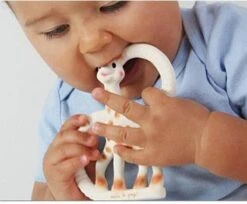 Sophie De Giraf - So Pure - Bijtring - Very Soft - 100% Natuurlijk Rubber -Happy Horse Winkel 1200x989 1