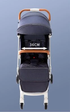 WOOSH New Buggy - Sand / Black - One Hand Folding - 3 Slaapstanden - Wandelwagen Tot 25 Kg - Regenhoes - Bekerhouder - Muggennet -Happy Horse Winkel 754x1200