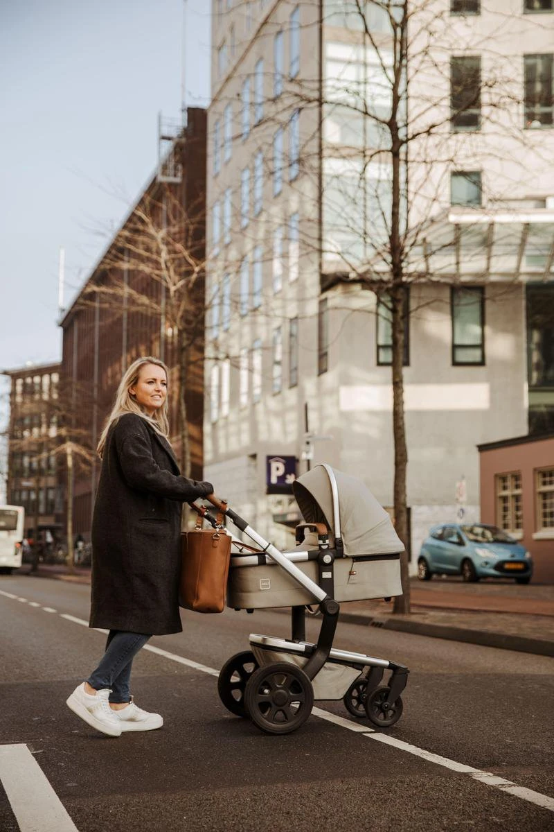 Snoozzz Luiertas Luxe Verzorgingstas – Inclusief Uitneembare Tas Organizer Met Thermovak, Stroller Hooks En Verschoningsmatje - Cognac 10 Snoozzz Luiertas Luxe Verzorgingstas – Inclusief Uitneembare Tas Organizer Met Thermovak, Stroller Hooks En Verschoningsmatje - Cognac - Afbeelding 8