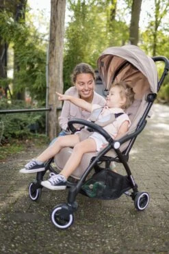 Hamilton By Yoop X1 Plus Buggy – Nieuw, Hoger, Uitgebreider 2023 Model – Premium Stroller Met One Hand Folding Technologie – Kaki – Lichte, Verstelbare En Wendbare Kinderwagen Met Vele Gemakken 34 Hamilton By Yoop X1 Plus Buggy – Nieuw, Hoger, Uitgebreider 2023 Model – Premium Stroller Met One Hand Folding Technologie – Kaki – Lichte, Verstelbare En Wendbare Kinderwagen Met Vele Gemakken -Happy Horse Winkel 800x1200 179