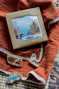 Zacht Babyboekje Amsterdam - 100% Katoen - Fairly Made - In Mooie Geschenkverpakking - Duurzaam En Origineel Kraamcadeau -Happy Horse Winkel 800x1200 27