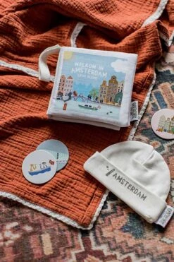 Zacht Babyboekje Amsterdam - 100% Katoen - Fairly Made - In Mooie Geschenkverpakking - Duurzaam En Origineel Kraamcadeau -Happy Horse Winkel 800x1200 28