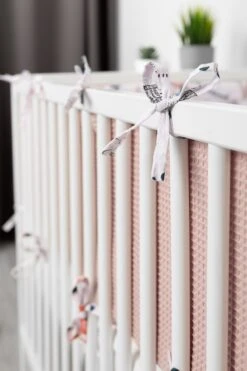 Sensillo Baby Bedbumper - Bedomrander - Anti Stootrand Ledikant - Bed Zijbeschermers - 180x30cm - Wafel Roze Vosjes -Happy Horse Winkel 800x1200 89