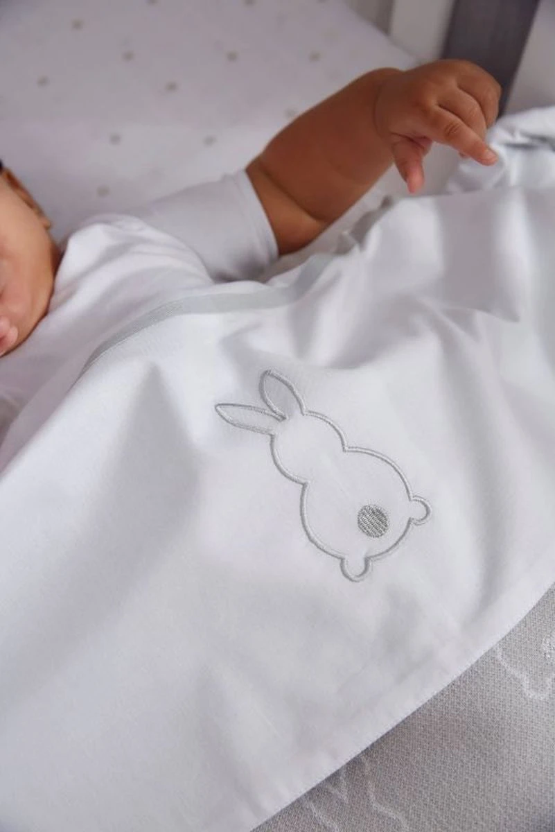 Meyco X Mrs.Keizer Rabbit Wiegdeken - Silver - 75x100cm 6 Meyco X Mrs.Keizer Rabbit Wiegdeken - Silver - 75x100cm - Afbeelding 4
