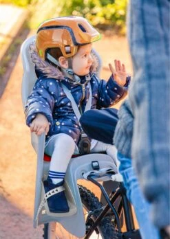 Brioso Fietsstoeltje Achter – Achterzitje Fiets – Kinderzitje Fiets - Zandgrijs/rood -Happy Horse Winkel 851x1200 5