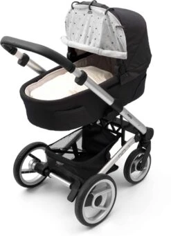 Dooky Universal Cover Zonnescherm Kinderwagen - Light Grey Crowns -Happy Horse Winkel 869x1200 1