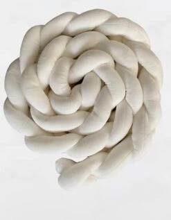 IL BAMBINI Gevlochten Baby Bed Bumper Treccia - Bedomrander - Box Omrander - Hoofdbeschermer - Boxrand - Bedbumper - Stootrand - Boxomrander - (3 Meter) Wit -Happy Horse Winkel 936x1200 1